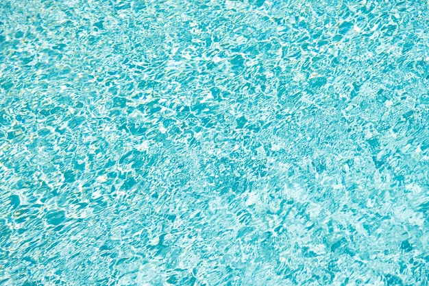 Sfondo di colore turchese dell'acqua della piscina con il concetto di increspature dell'estate