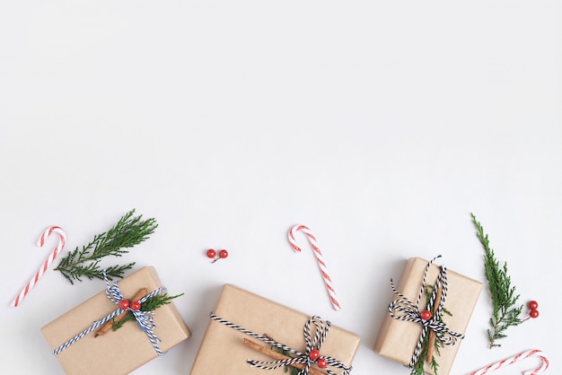 Sfondo di composizione di Natale con decorazioni e confezione regalo su sfondo bianco. inverno, concetto di nuovo anno.