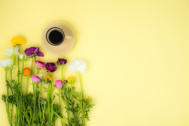 sfondo di concetto flatlay primavera con fiori e tazza di caffè