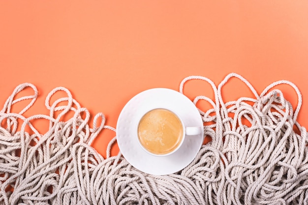 Sfondo di corda di cotone bianco minimalista con tazza di cappuccino