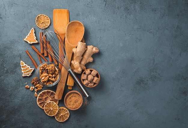 Sfondo di cottura con ingredienti utensili da cucina e biscotti allo zenzero