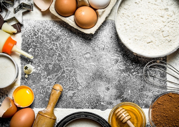 Sfondo di cottura Vari ingredienti per preparare deliziosi biscotti su fondo rustico