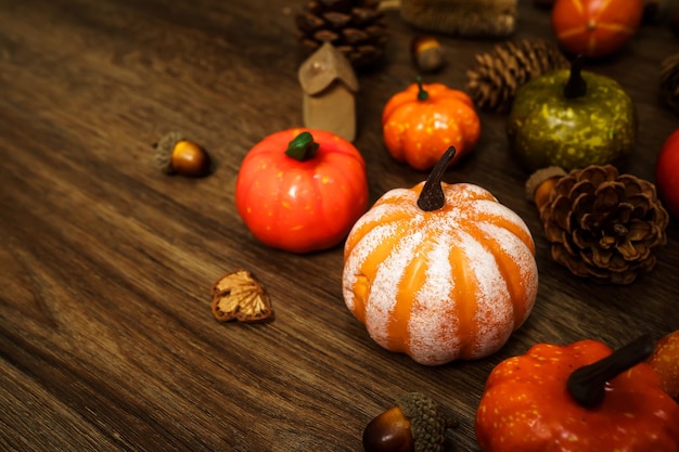 Sfondo di decorazioni di Halloween Testa di zucca spaventosa di Halloween su tavola di legno Concetto di vacanza di Halloween