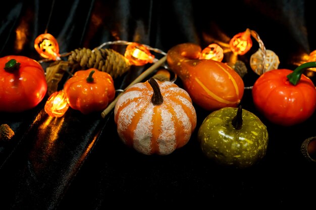 Sfondo di decorazioni di Halloween Testa di zucca spaventosa di Halloween su tavola di legno Concetto di vacanza di Halloween