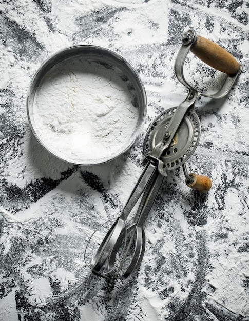 Sfondo di farina Setaccio con mixer