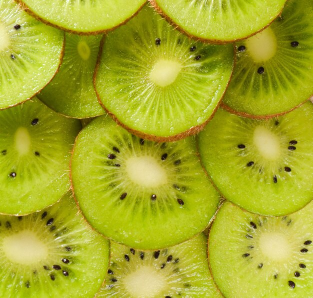 Sfondo di fette di frutta di kiwi in gocce d'acqua. Vista dall'alto.