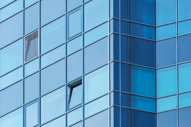 Sfondo di finestre di vetro di un moderno edificio per uffici