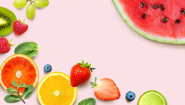 Sfondo di frutta sana. Frutta fresca e bacche colorate su sfondo rosa. Vista dall'alto. Copia spazio