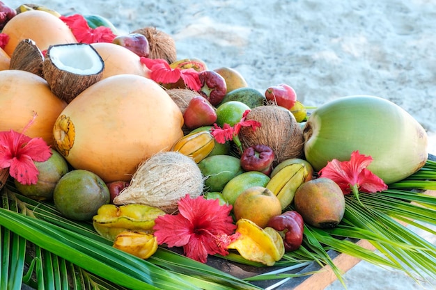 Sfondo di frutti tropicali molti frutti tropicali maturi colorati