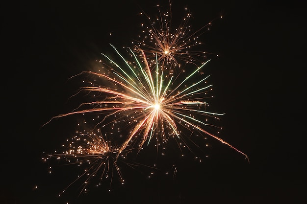 Sfondo di fuochi artificiali realistico