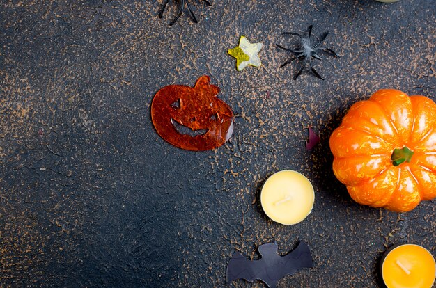 Sfondo di Halloween con gingerbread, zucche e candele