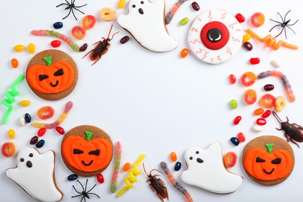 Sfondo di Halloween con pan di zenzero e altri dolci con posto per il testo