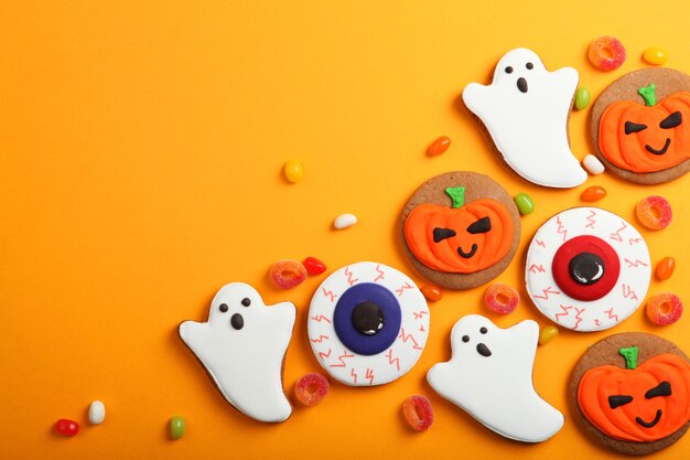 Sfondo di Halloween con pan di zenzero e altri dolci con posto per il testo