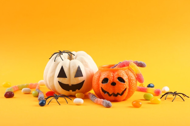 Sfondo di Halloween con pan di zenzero e altri dolci con posto per il testo