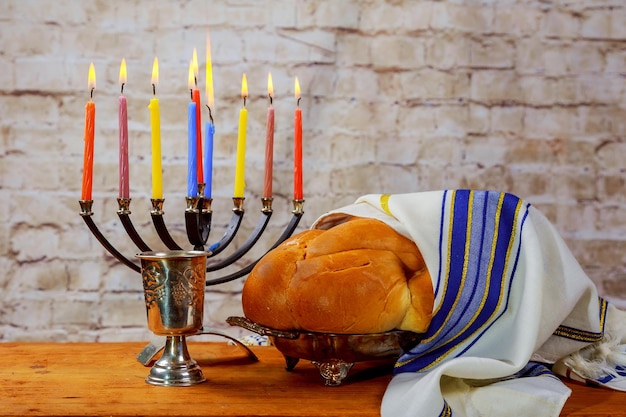 Sfondo di hanukkah di festa ebraica con tradizione dreidel in legno di menorah