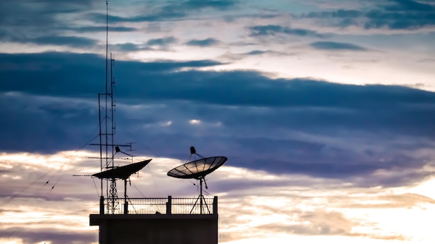 Sfondo di immagine di rete di tecnologia di comunicazione di tramonto del cielo della parabola satellitare per il design. Parabola satellitare cielo sole stelle comunicazione tecnologia rete immagine sfondo per il tramonto di progettazione