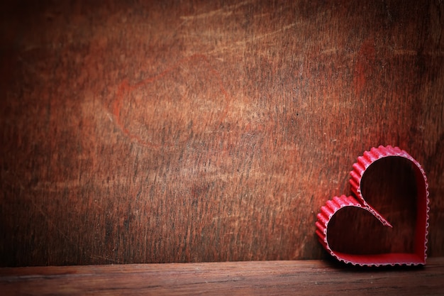 Sfondo di legno a forma di cuore amore