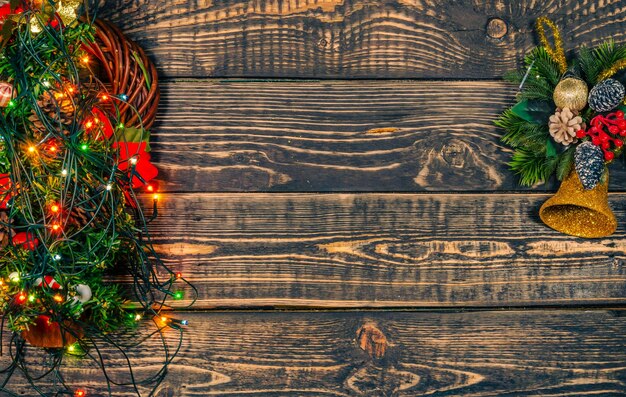 Sfondo di legno di Natale con una ghirlanda e un posto da copiare.