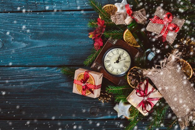 Sfondo di legno di Natale Una bottiglia di vino Vacanze di Capodanno Motivo natalizio Su una superficie di legno Vista dall'alto Spazio libero per il testo