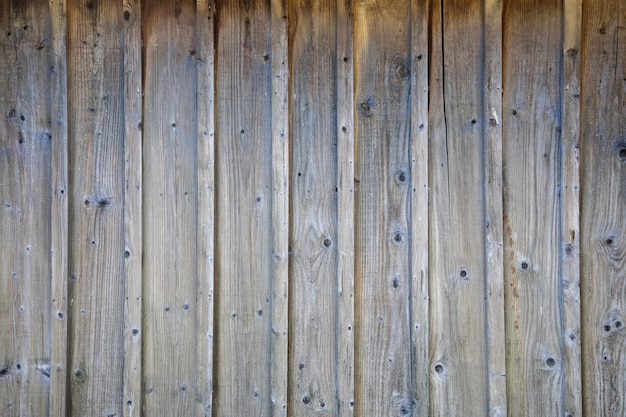 Sfondo di legno naturale marrone plance parete di tavole di legno verticali sulla facciata orizzontale