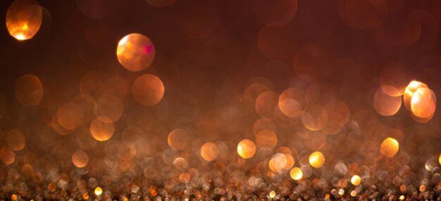 Sfondo di luci di Natale marrone, design banner. Superficie luminosa brillante con bokeh, glitter sfocati astratti con scintillii