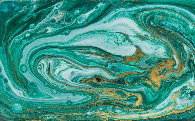Sfondo di marmorizzazione verde e oro. Trama liquida marmo polvere d'oro.