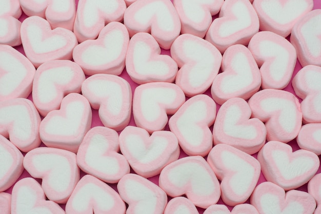 Sfondo di marshmallow a forma di cuore rosa