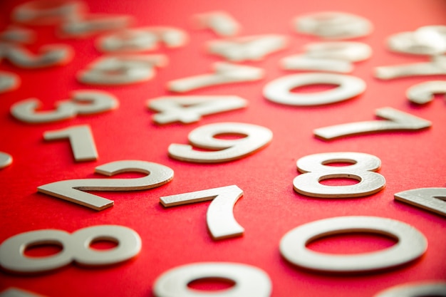 Sfondo di matematica realizzato con numeri solidi su una lavagna. Isolato su rosso