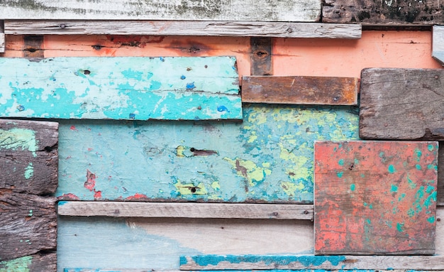 Sfondo di materiale di legno per la vecchia carta da parati vintage per lo sfondo, esterno della parete in legno a vista, patchwork di legno grezzo che forma un bellissimo legno di parquet