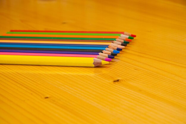 Sfondo di matite colorate in una varietà di colori e un temperino