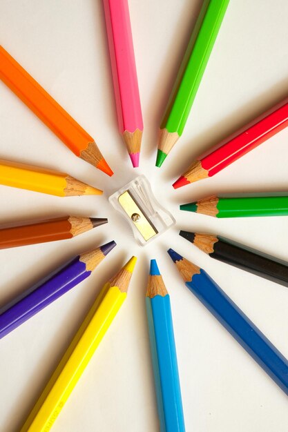 Sfondo di matite colorate in una varietà di colori e un temperino