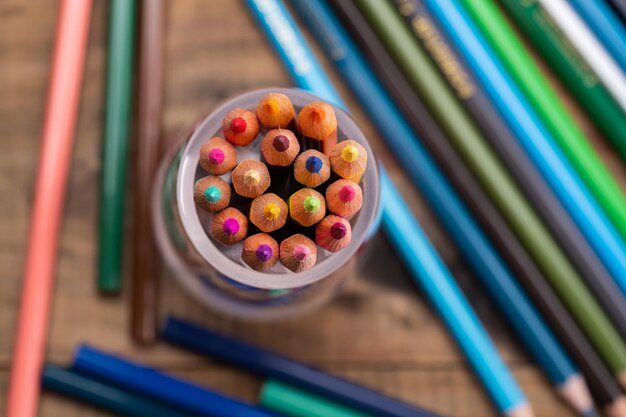 Sfondo di matite colorate torna al concetto di scuola