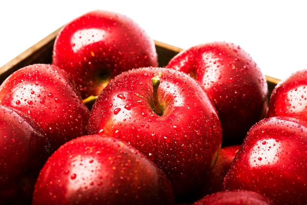 Sfondo di mele rosse con gocce d'acqua