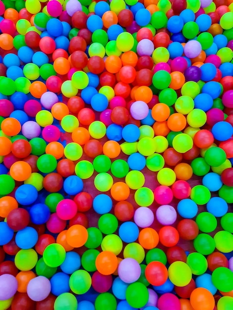 Sfondo di molte palline colorate in plastica nella piscina di palline in una sala giochi per bambini