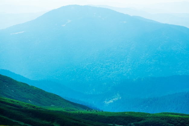 Sfondo di montagna - concetto di turismo