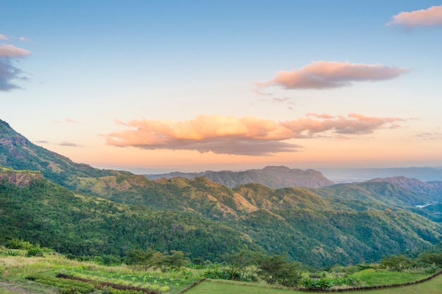 Sfondo di montagna e cielo