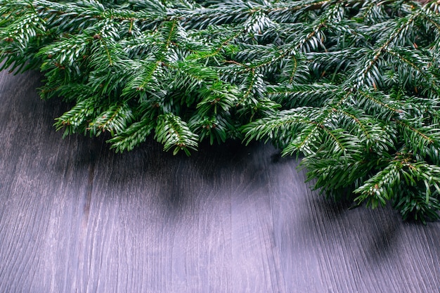 Sfondo di Natale. Abete su fondo di legno di lerciume.