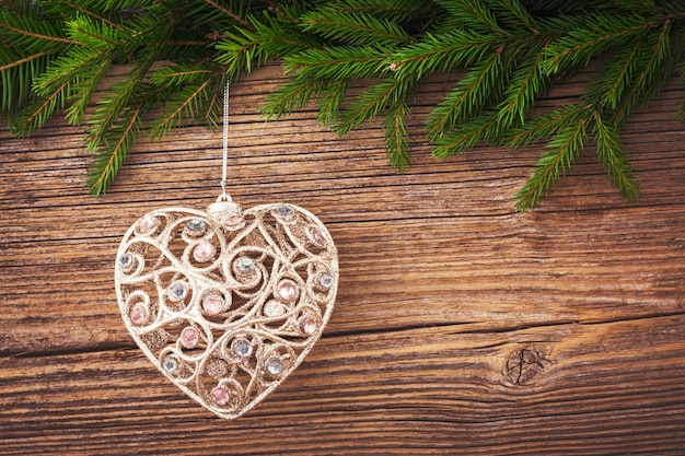 Sfondo di natale. Albero di abete di Natale con il giocattolo dell'albero di Natale sul vecchio fondo del bordo di legno