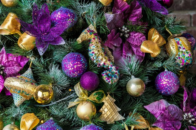 Sfondo di Natale, albero di Capodanno verde decorato con giocattoli, palline e candele