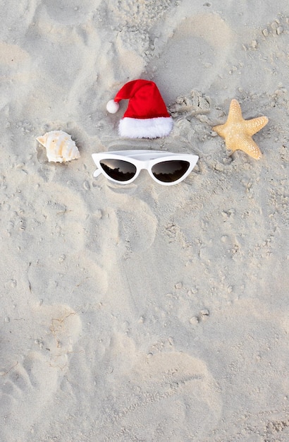 Sfondo di Natale Cappello di Babbo Natale sulla spiaggia