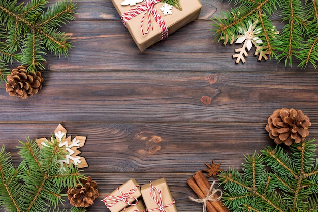 Sfondo di Natale con abete e confezione regalo sul tavolo di legno