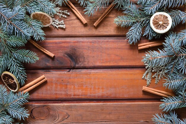 Sfondo di Natale con abete e decorazione su tavola di legno scuro