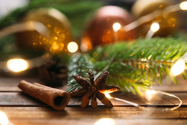 Sfondo di Natale con abete e decorazione su tavola di legno scuro