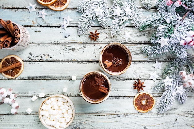 Sfondo di Natale con abete tazza di cioccolata calda o cioccolato su fondo di legno bianco vista dall'alto