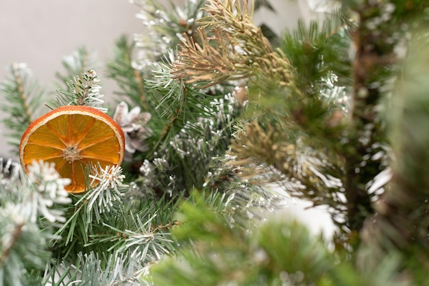 Sfondo di Natale con albero di Natale decorato primo piano Concetto di vacanze accoglienti per l'inverno o il nuovo anno Messa a fuoco selettiva