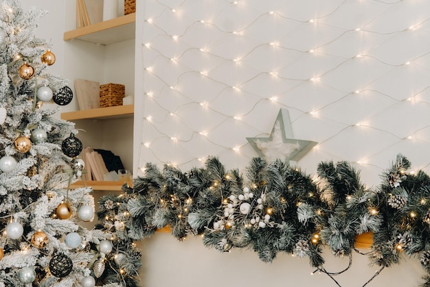 Sfondo di Natale con albero di Natale e decorazioni su sfondo chiaro