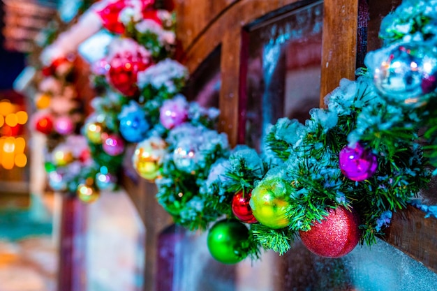 Sfondo di Natale con albero di Natale e luci. Le lampadine sull'albero di Natale con un bellissimo sfondo di celebrazione