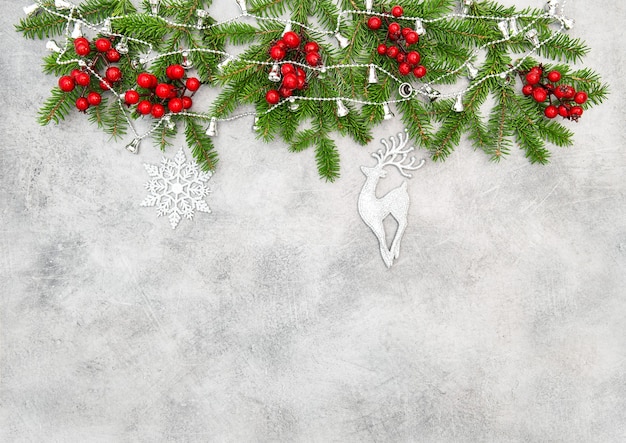 Sfondo di Natale con bacche rosse e decorazioni in argento ornamento