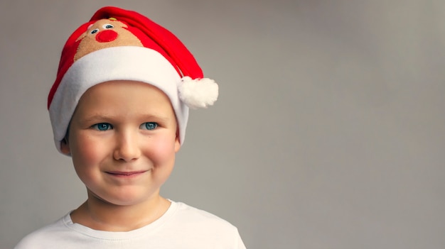 Sfondo di natale con bambino carino in cappello santa Copia spazio Anno nuovo concept