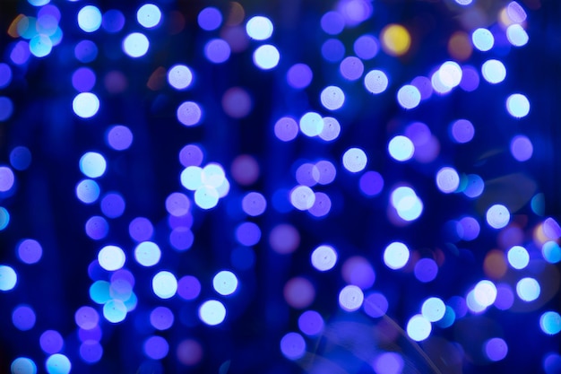 Sfondo di Natale con bokeh di luci colorate.